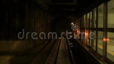 摄像机沿黑暗隧道地铁轨道向前移动
